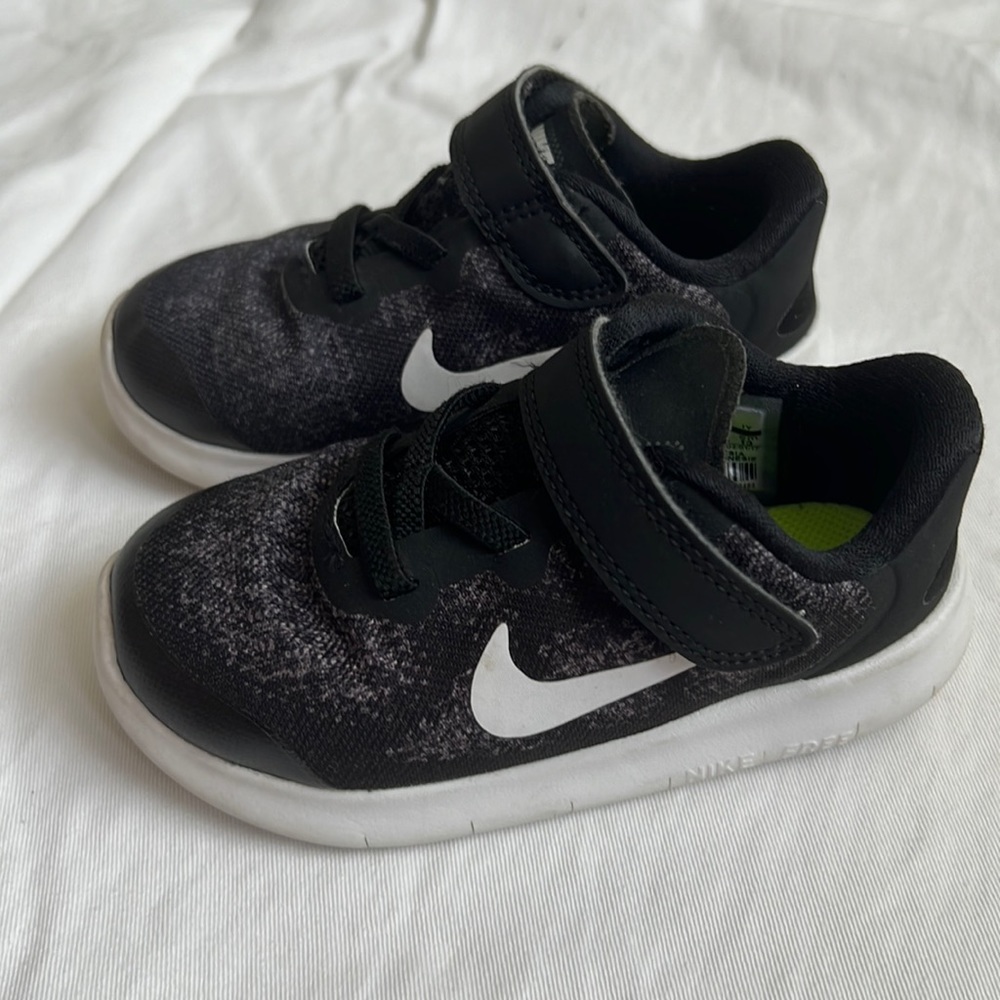 Nike toddler boy shoe, size 7C